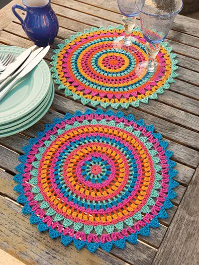 Create An Exquisite Decorative Plate With This Free Crochet Pattern